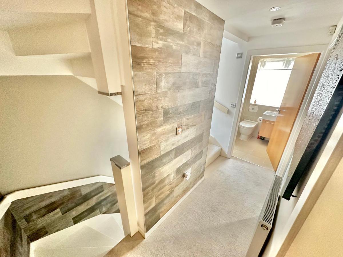 Large Family With Hot Tub - Sky Sports - Water Bed - Free Parking Ferienhaus Bournemouth