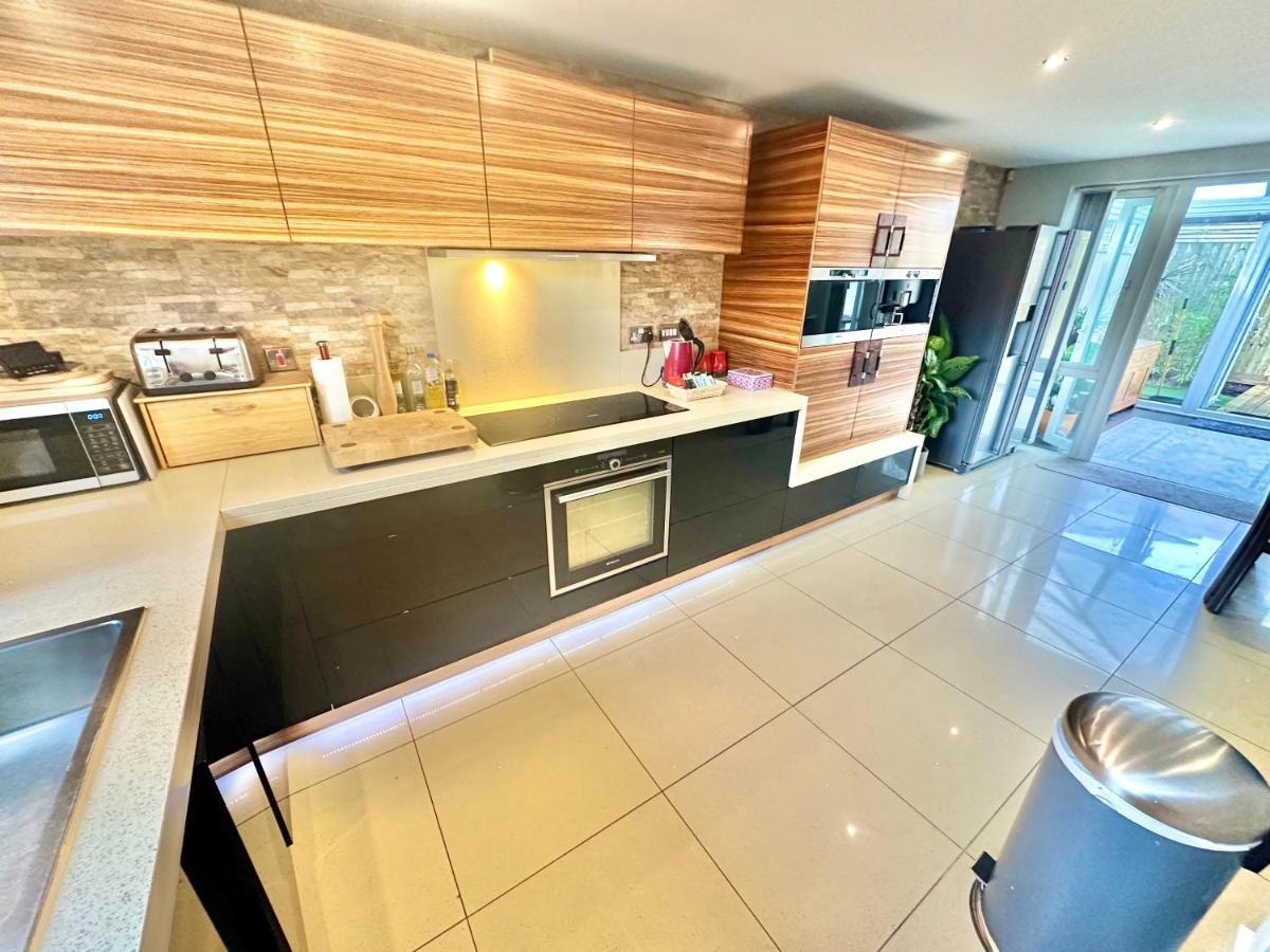 Large Family With Hot Tub - Sky Sports - Water Bed - Free Parking Ferienhaus Bournemouth