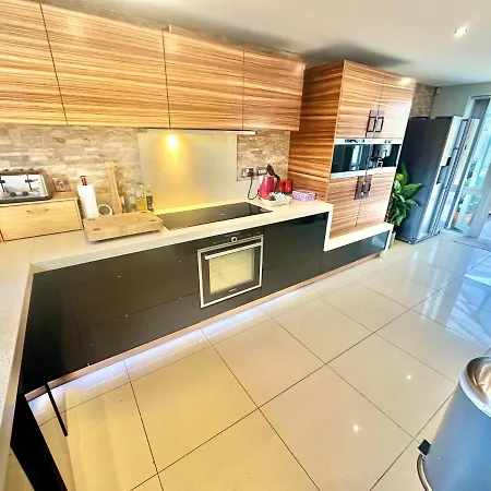 Large Family Home With Hot Tub - Sky Sports - Water Bed - Free Parking Bournemouth Exterior photo