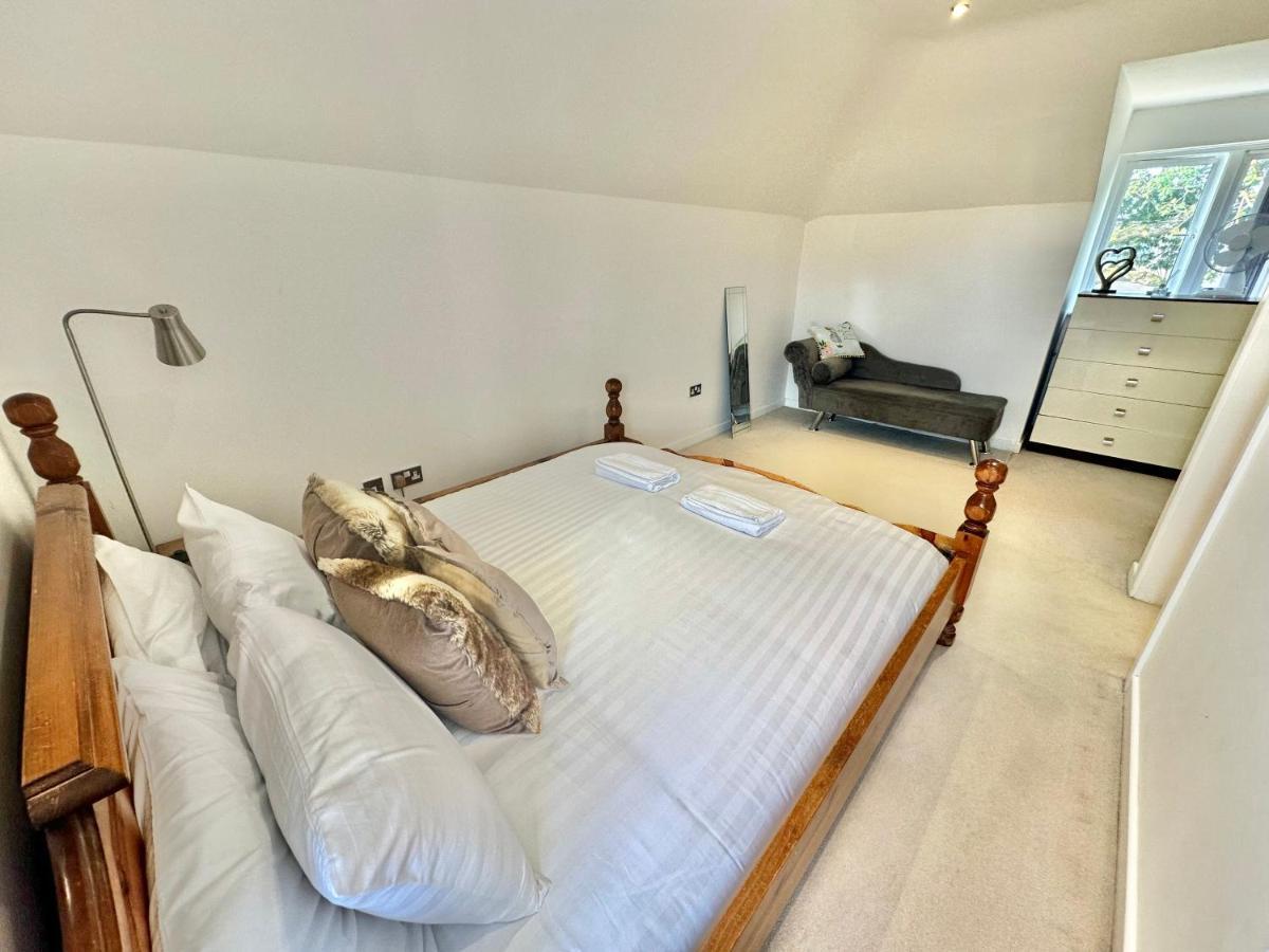 Large Family With Hot Tub - Sky Sports - Water Bed - Free Parking Holiday home Bournemouth