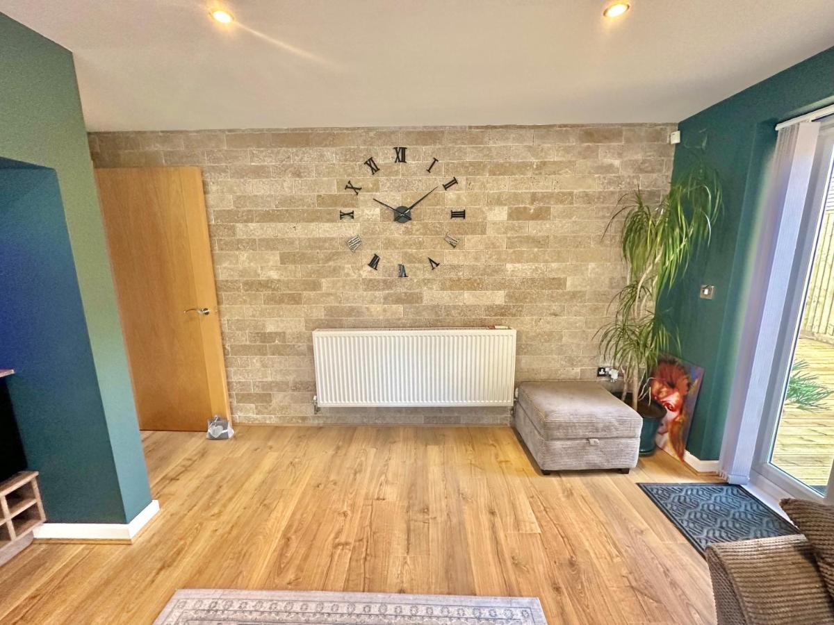 Large Family With Hot Tub - Sky Sports - Water Bed - Free Parking *